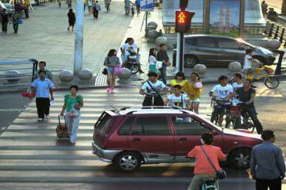 开车撞到闯红灯的行人，到底要不要赔？