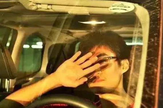 车开到这里需减速！可能会突然短暂失明！