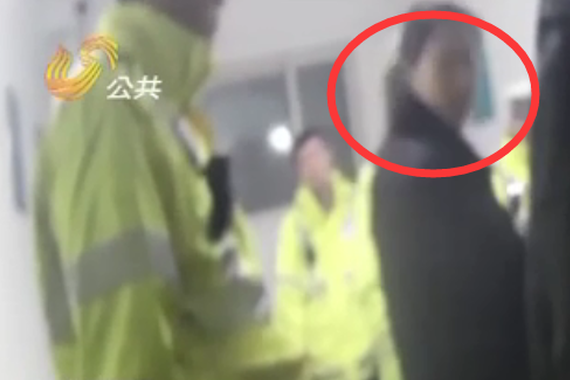 视频：女子伪装民警 想救出超载货车司机