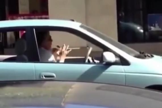 视频：堵车的时候 司机突然表演起了才艺