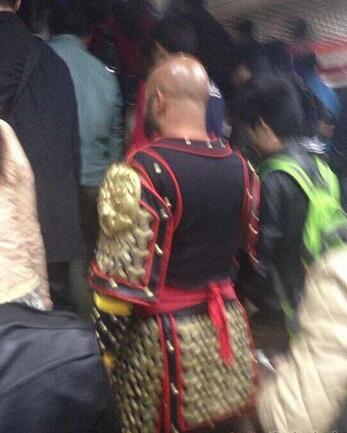 每日趣图|好心扶你 你咋还脱我裙子呢