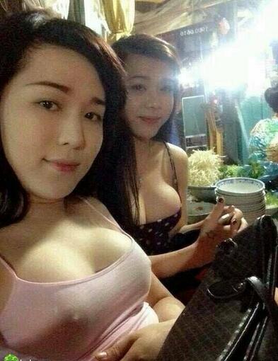 每日趣图|好心扶你 你咋还脱我裙子呢