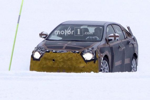 新丰田卡罗拉谍照曝光 或配宝马发动机