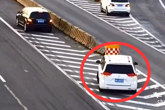 视频：谁更不要命？高速公路上玩倒车