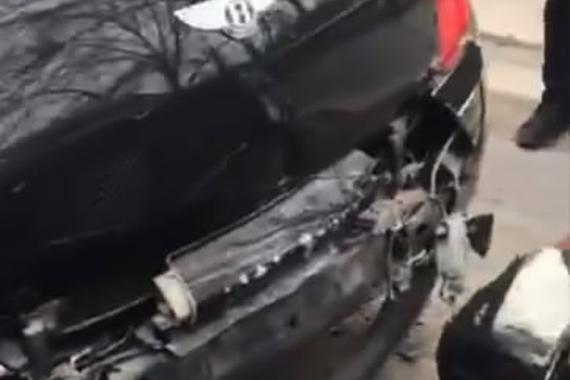 视频：租来的宾利婚车队集体追尾！