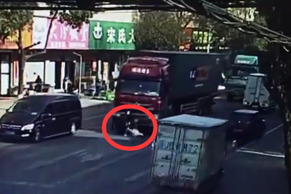 视频：男子被卷入货车车底后奇迹生还！