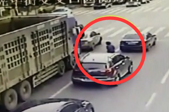 视频：血溅当场！老太太横穿马路被碾压