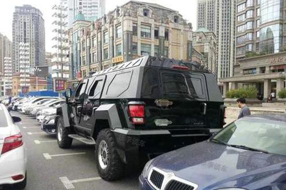 买这车最少等半年，停车占2个车位