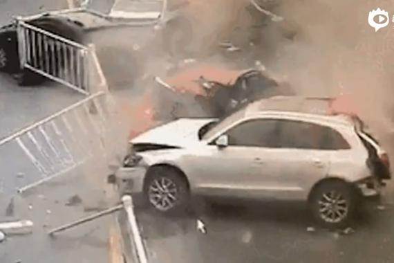 视频：东莞发生惨烈车祸！十余辆车相撞