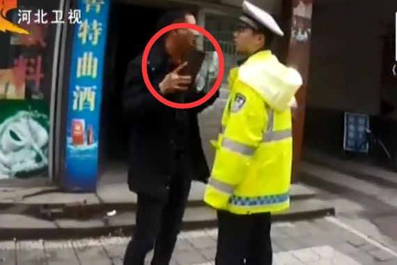 视频：醉驾男子反抗！拿起板砖拍交警