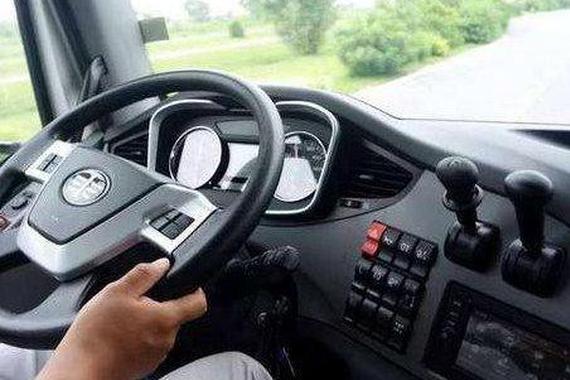 姿势很重要！开车时握方向盘都有哪些讲究