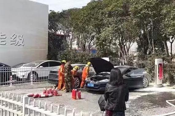 2017第一把“火” 上海特斯拉Model S自燃