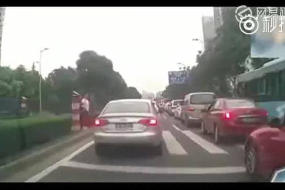 视频:女司机看不惯插队 一脚油门撞过去