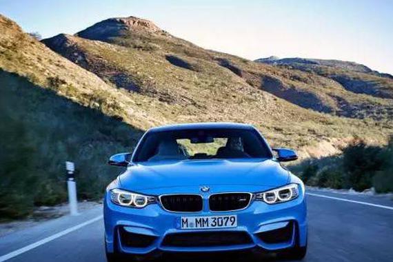 年轻的他身价千万，坐拥宝马却不忘孝心