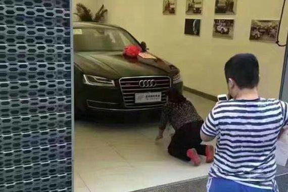 4S店提车的时候，给豪车跪下了