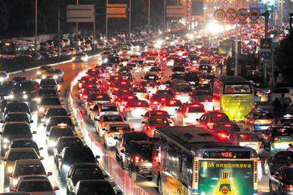 晚上开车，吓得后车嚣张的远光狗赶紧灭灯