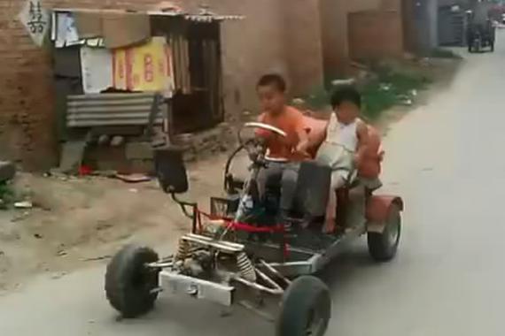 视频：带妹兜风很随意 一看就是老司机