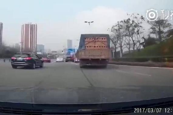 视频：拉砖车侧翻，身旁小车被埋
