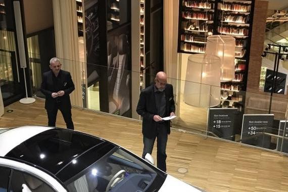 西班牙聆听设计师讲解新奔驰E级轿跑车