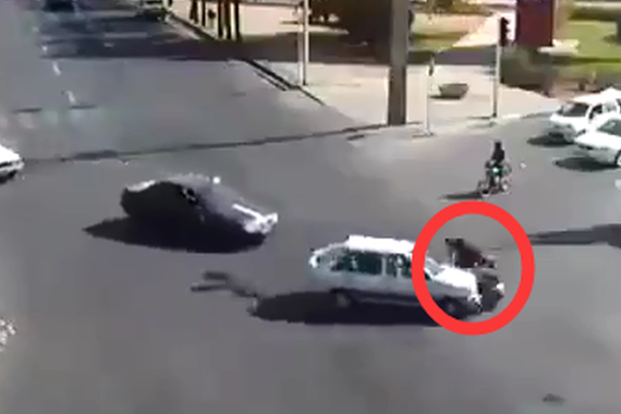 视频：事故后车都不要了 男子潇洒离开