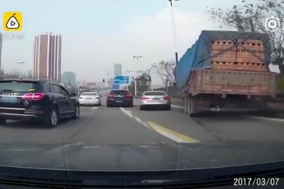 视频：切记行驶安全，远离大货车