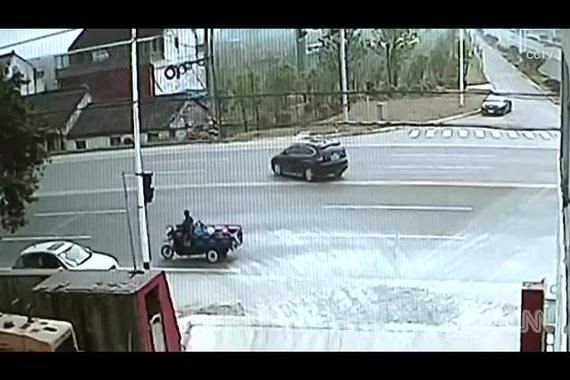 视频：原来这辆SUV是这样飞上房子的