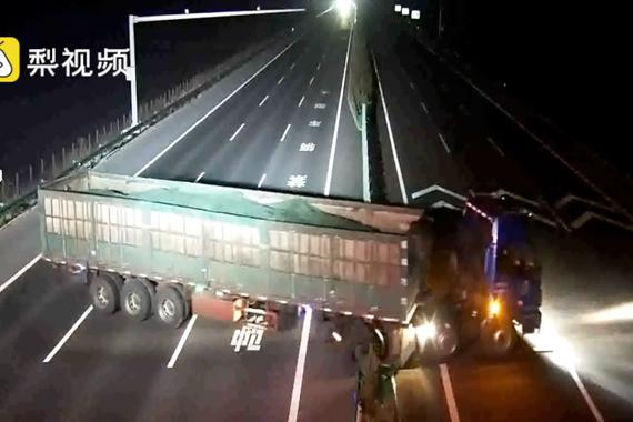 视频：高速倒车+手拆护栏=史上最彪悍调头