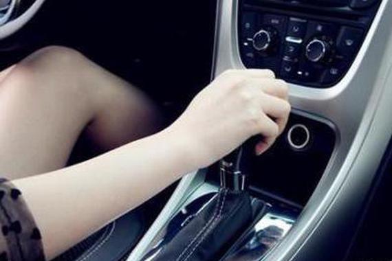 刹车和油门一起踩下去会发生什么？