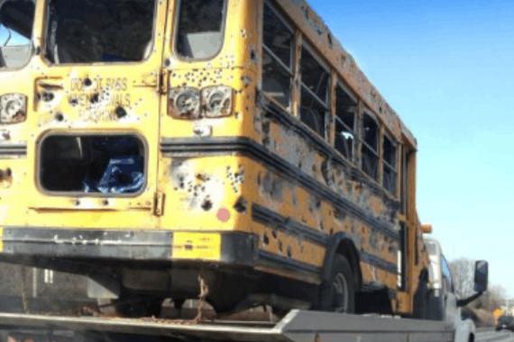 校车被蒙面小哥扫成马蜂窝