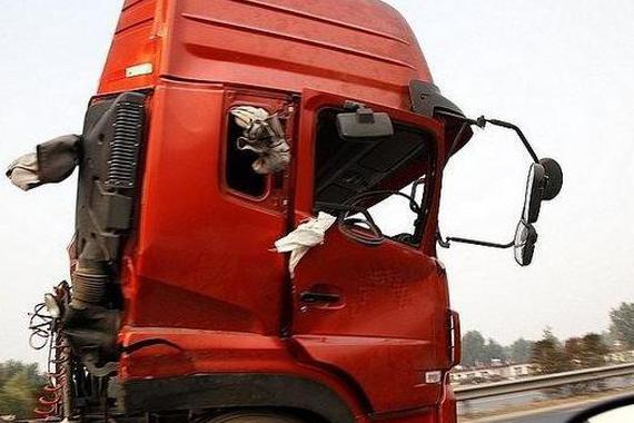 车撞变形了司机还继续开，无奈只有他知道