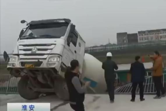视频：货车无人驾驶！滑进运河吓坏船长