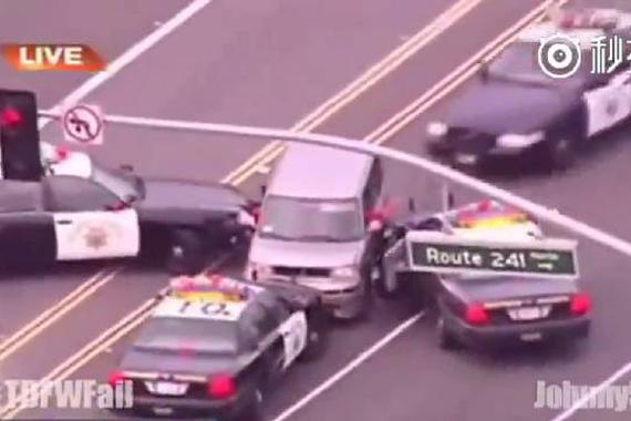 视频：疯狂女司机飙车挑衅美国警察