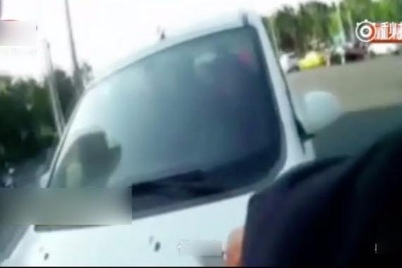 视频:老人开车闯红灯 问交警啥是驾驶证