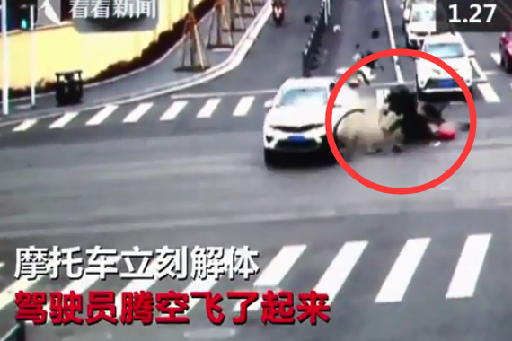 视频：恐怖一幕！闯红灯的摩托车瞬间粉碎