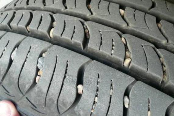 轮胎缝里的小石子有什么危害？如何清理？