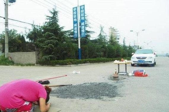 女司机买新车，第一件事居然是下跪