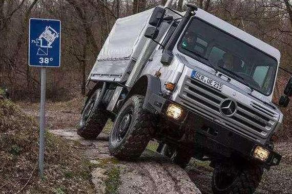 2万的越野怪物，四轮驱动，让乌尼莫克傻了