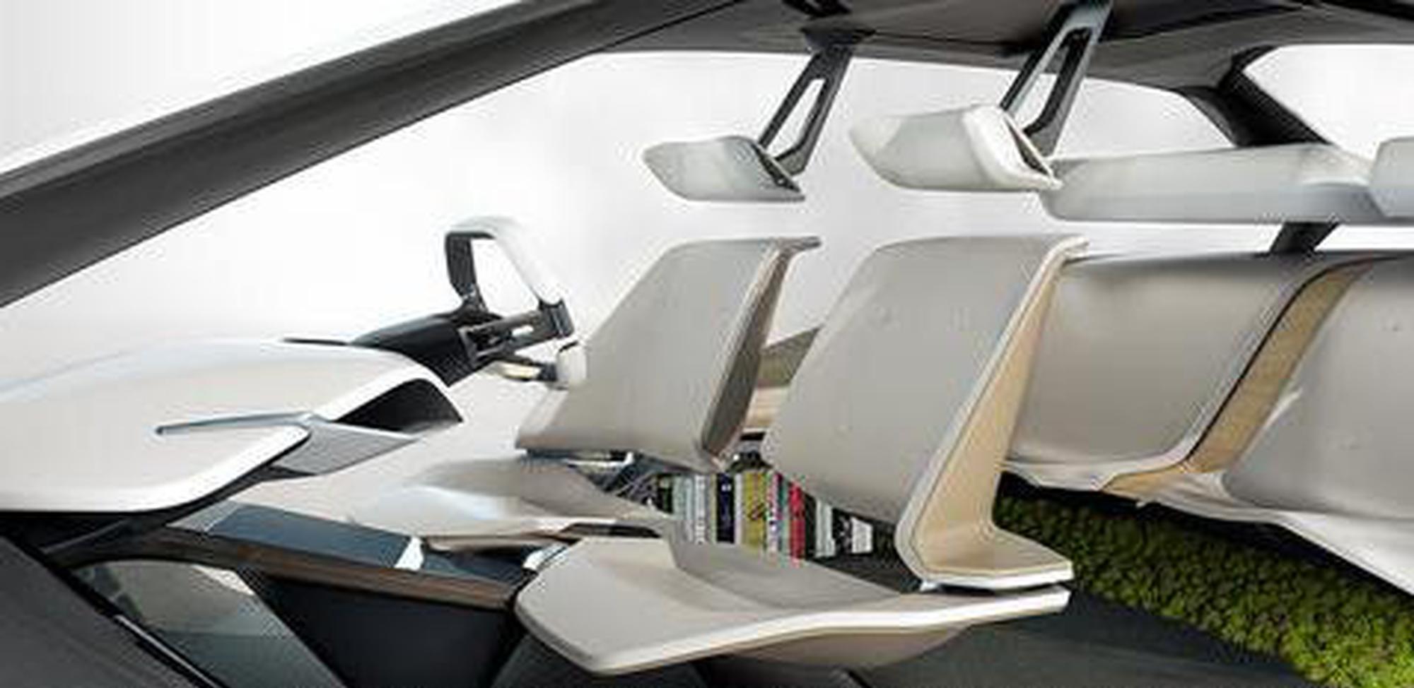 画风迥异的两款内饰，一样能带你回到未来