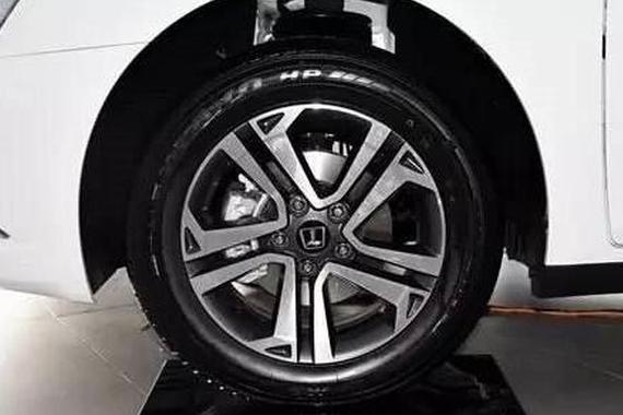 换新胎，放前轮还是放后轮？