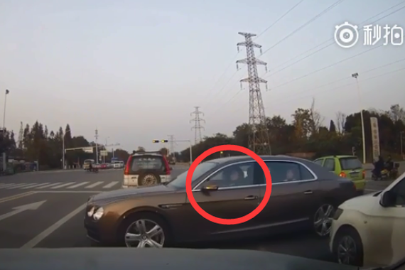 视频：女子横穿四条道的左转弯 我服气了！