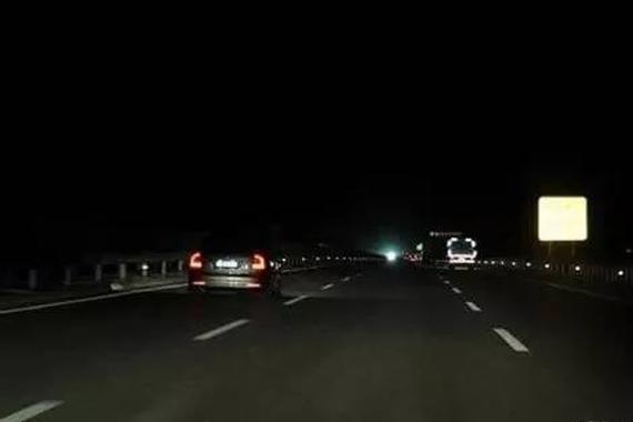 高速路夜间没有路灯 这反而是为了司机好