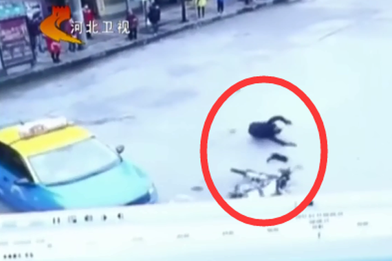 视频：出租车急掉头 撞飞交警很尴尬！