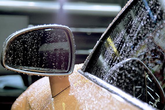 视频：技能贴！一招让汽车后视镜不怕雨雪