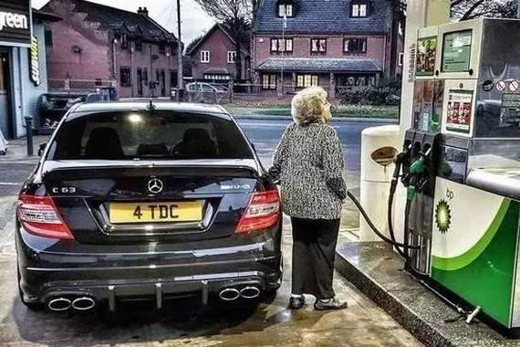 和老年代步车说“不”！看国外老人开啥车