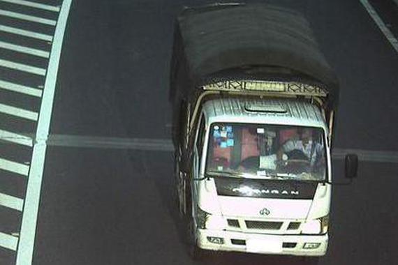 危险！货车司机腿上趴女子还不系安全带