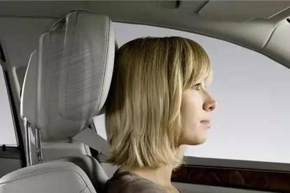 汽车头枕怎么调都不舒服?