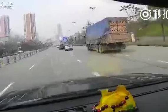 视频：小车一个动作，差点害死一车人