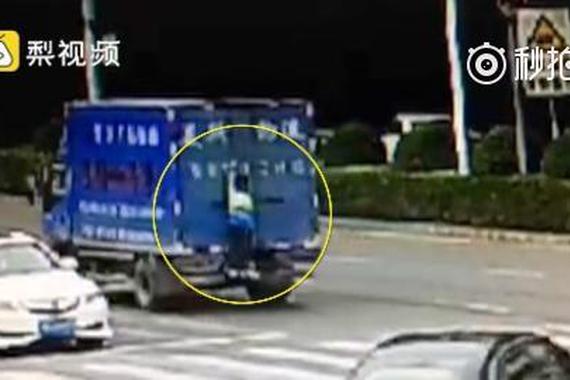 男孩扒货车摔成重伤 司机：我也是受害者