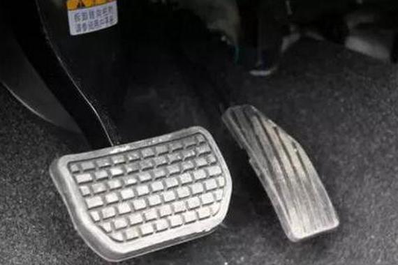 汽车熄火后刹车踩不动？压力差是关键！