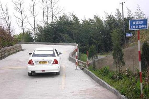 上坡路段临时停车防后溜，该怎样转方向盘